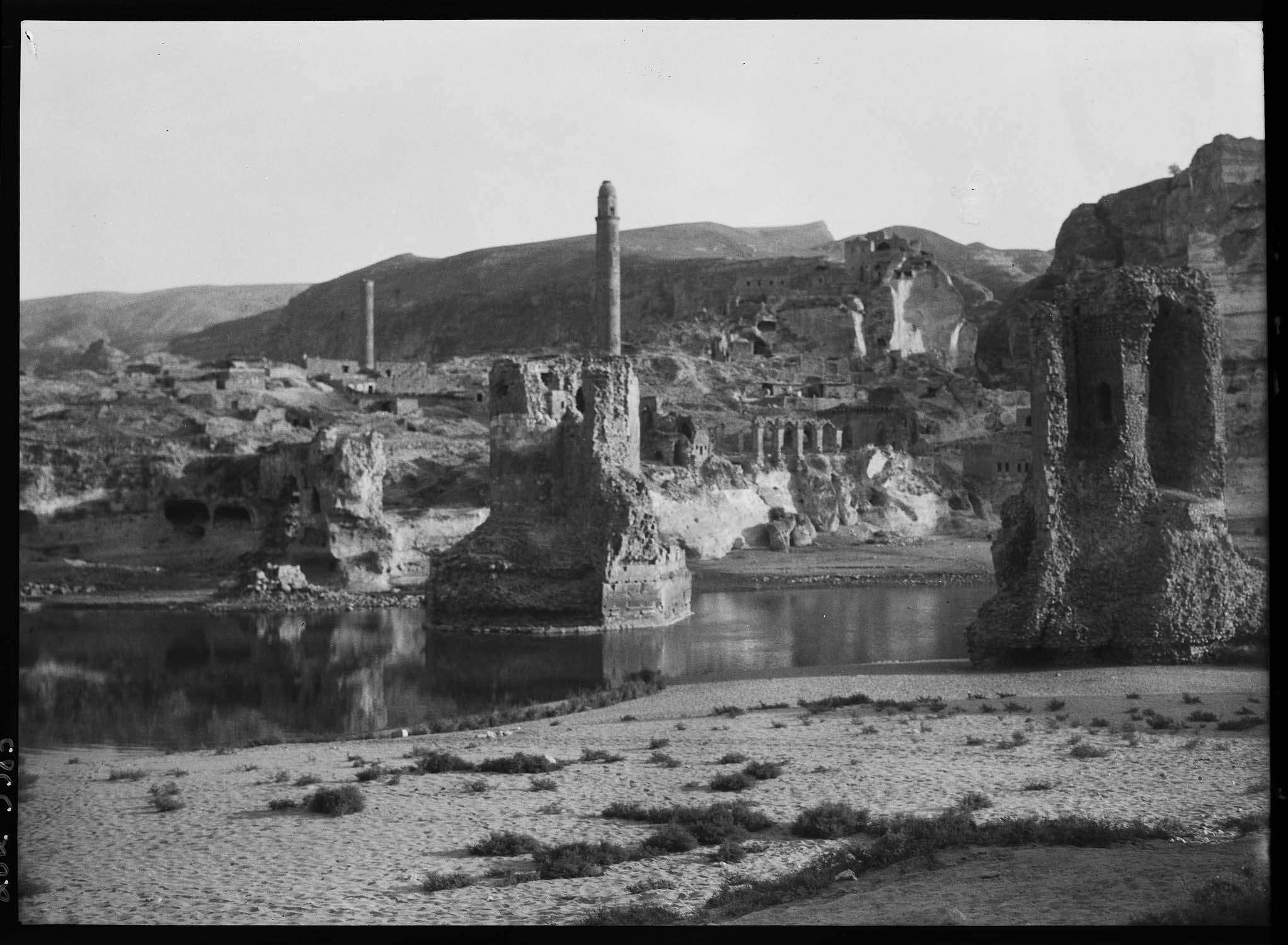 Vestiges du pont sur le Tigre, avec la ville au second plan